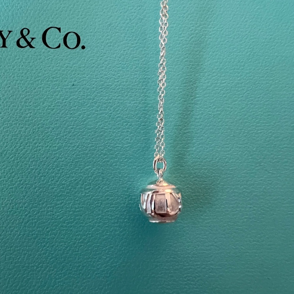 🌸🌸 Authentic Tiffany & Co. Atlas Ball Pendant - Picture 5 of 7